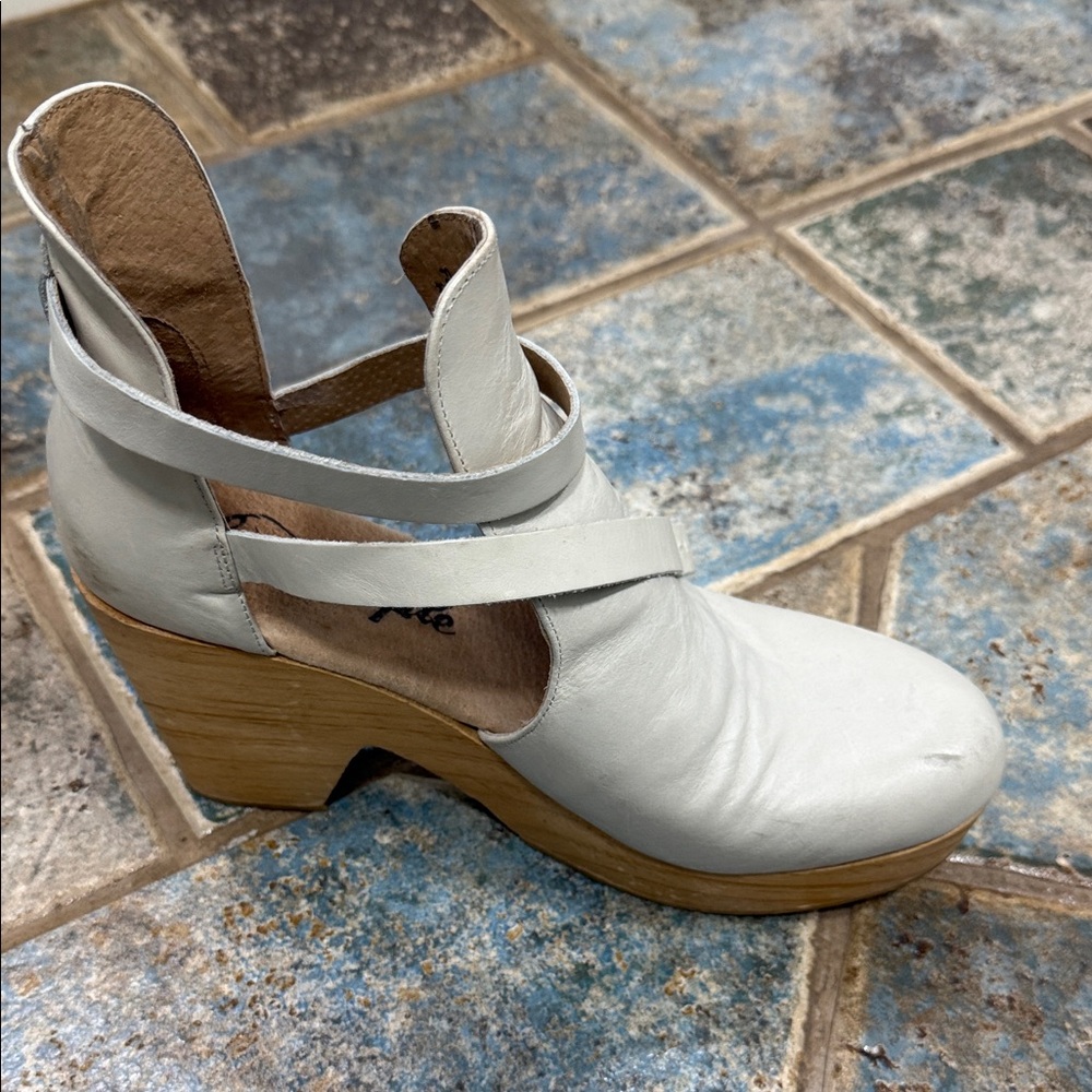 Free people cedar clogs size 39 eu Stylish White Women's Clogs - Picture 4 of 6
